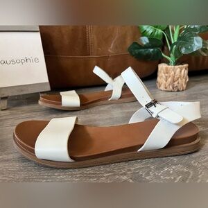 Universal Thread Nyla Ankle Strap Subtle Platform Sandals in White. Size 8.5